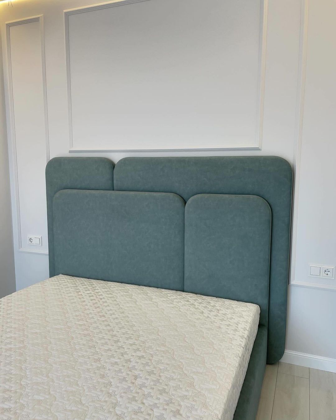 Postcard bedframe