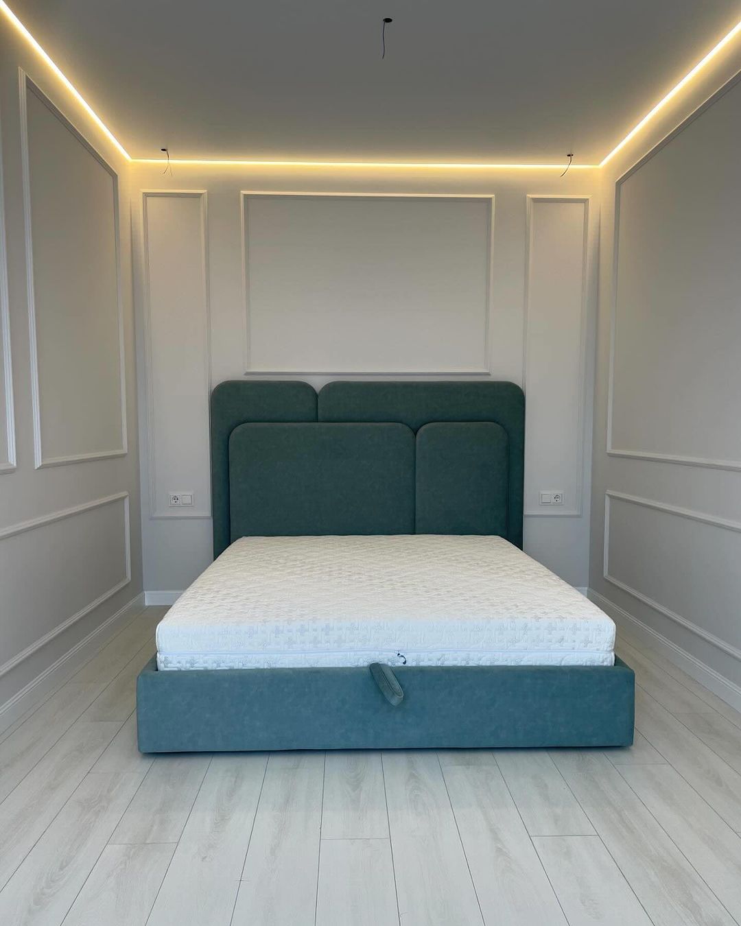 Postcard bedframe
