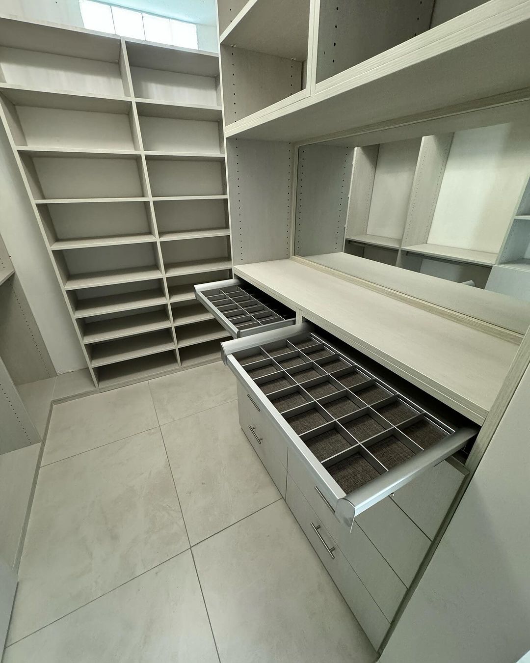 MIT walk in closet 00218